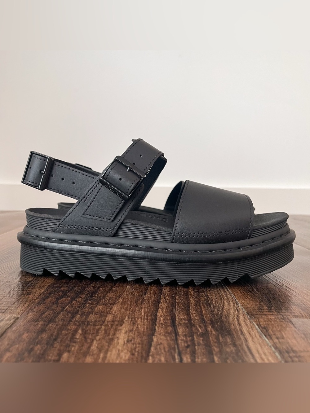 Dr. Martens Voss Hydro Leather Strap Platform Sandal Adjustable Size 8 Black